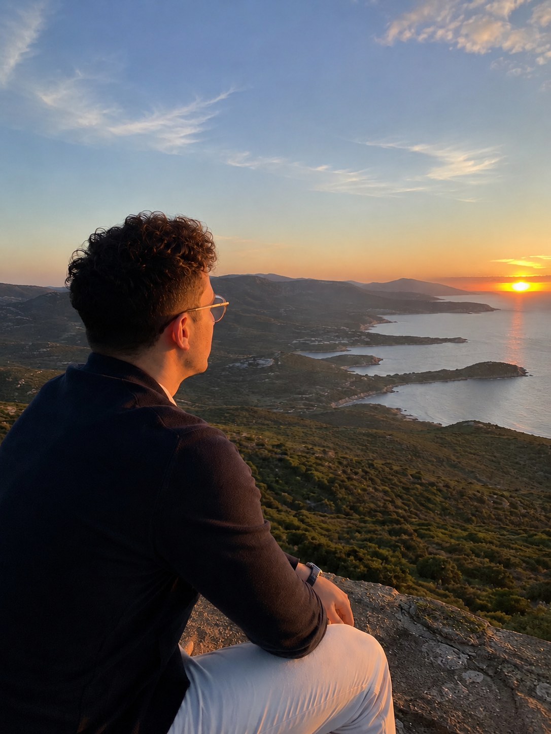 Fondateur de Vaultra face au coucher de soleil